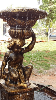 Detalhe de fonte com fluxo de água suave